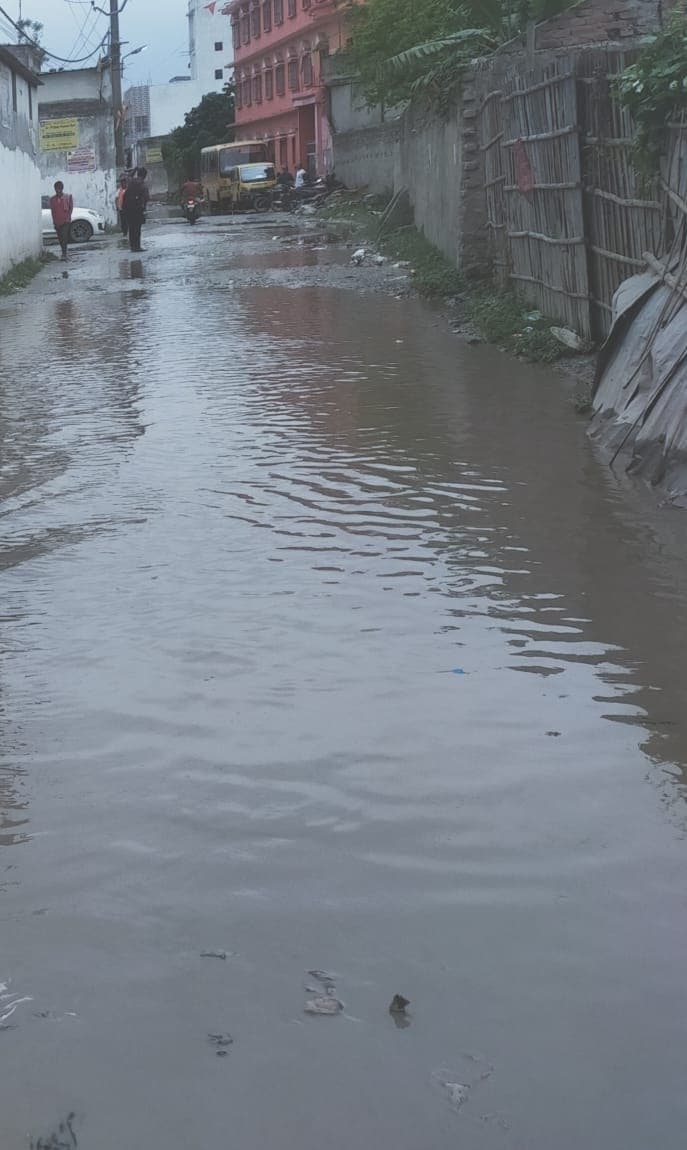 बच्चों की गुहार, सड़क पर नजर ए इनायत की दरकार