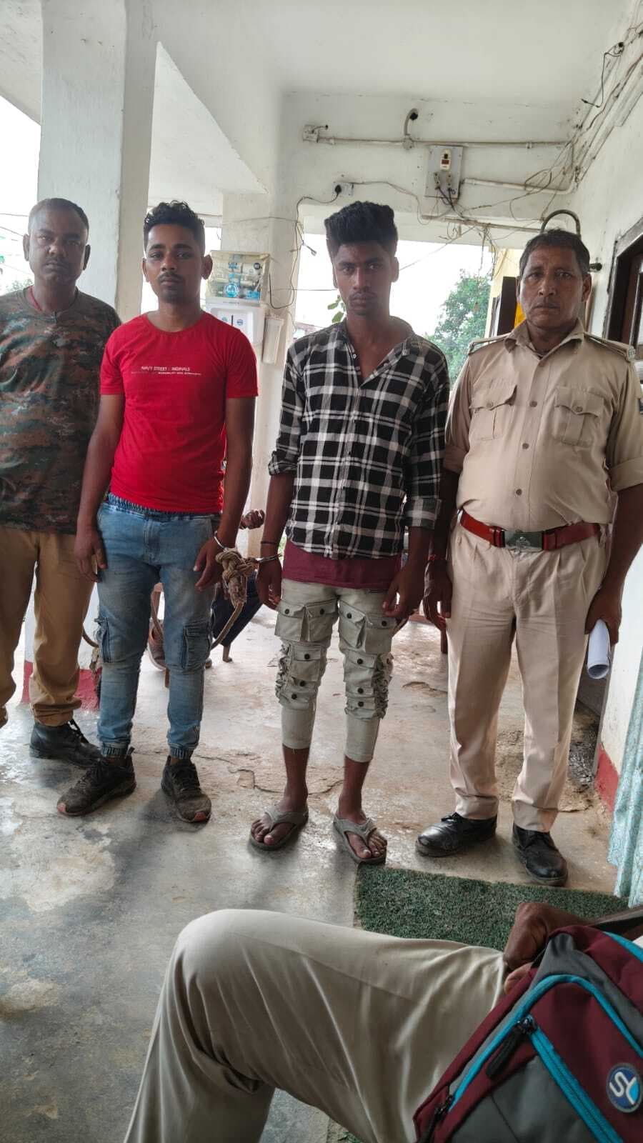 मोबाइल लूटकर भाग रहे दो युवक को पुलिस ने दबोचा