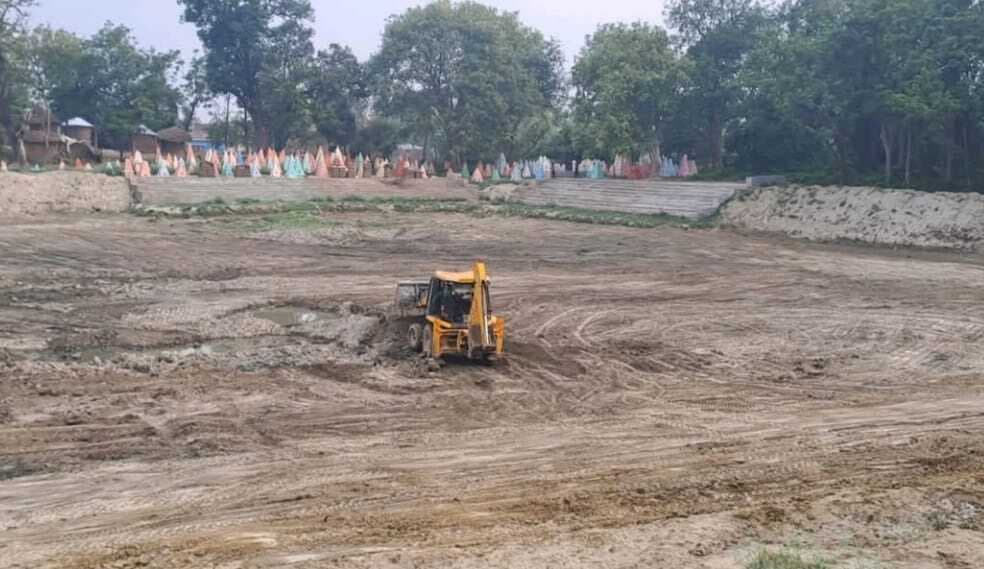 जेसीबी से पोखरे का सौंदर्यीकरण कराये जाने का वीडियो वायरल