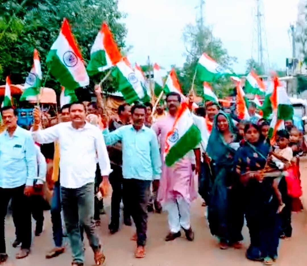 सेना के सम्मान में देवीपुर में बीजेपी ने निकाली तिरंगा यात्रा