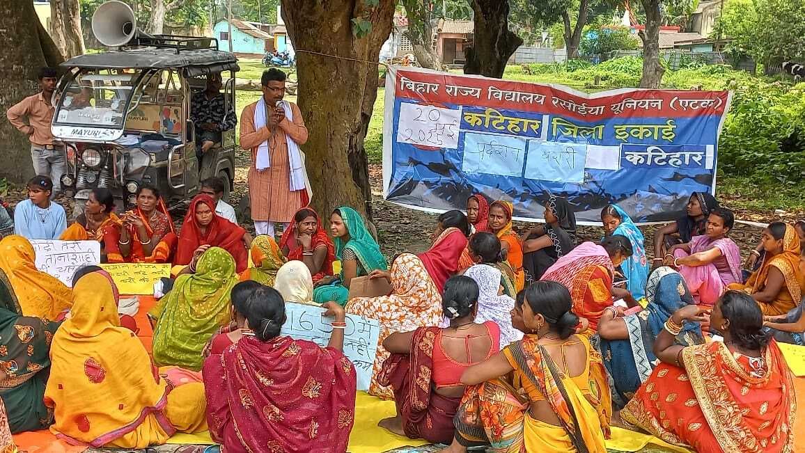 सरकार की नीति के विरुद्ध विद्यालयों के रसोइया ने किया प्रदर्शन