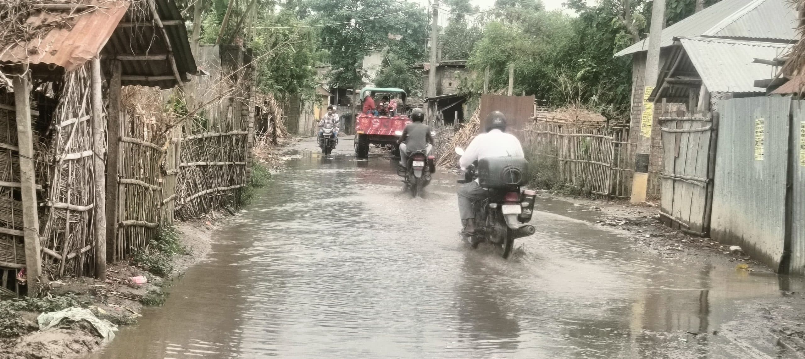 बिदेपुर में बारिश के बाद सड़क पर भरा एक फीट पानी, आवागमन में परेशानी