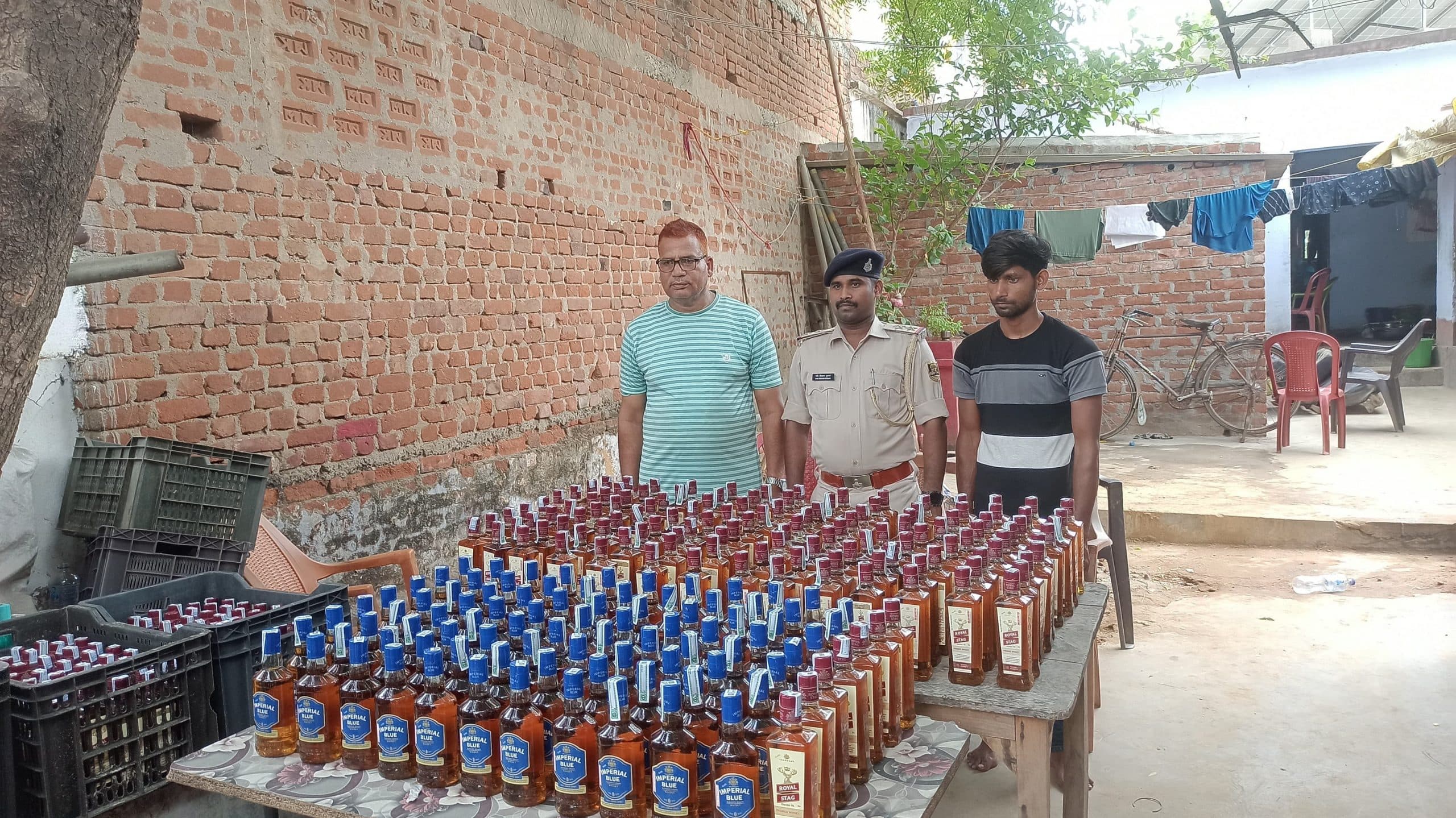 कार के तहखाने 130.5 लीटर शराब बरामद, तस्कर गिरफ्तार