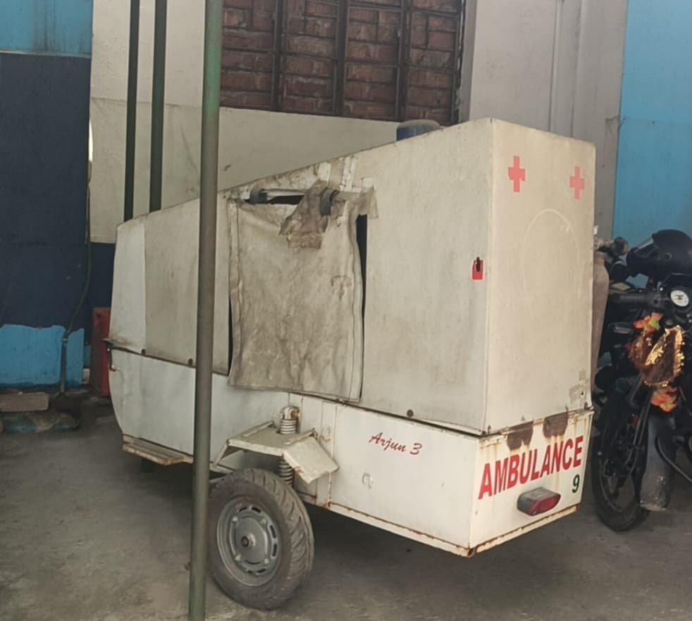 सुदूर ग्रामीण क्षेत्र के लिए दी गयी बाइक एंबुलेंस चालक के अभाव में फांक रही धूल