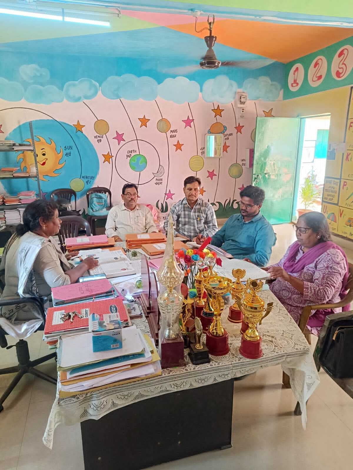 बच्चों का नामांकन नहीं होने पर विद्यालय प्रभारी को लगायी फटकार