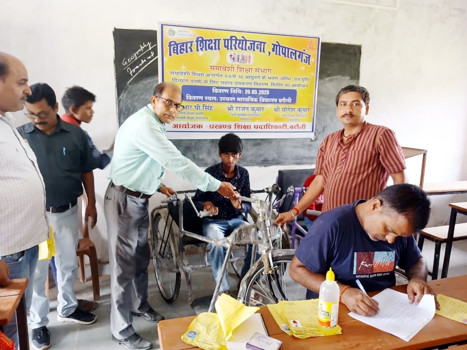 24 दिव्यांग बच्चों के खिले चेहरे, कैंप लगाकर बांटे गये उपकरण