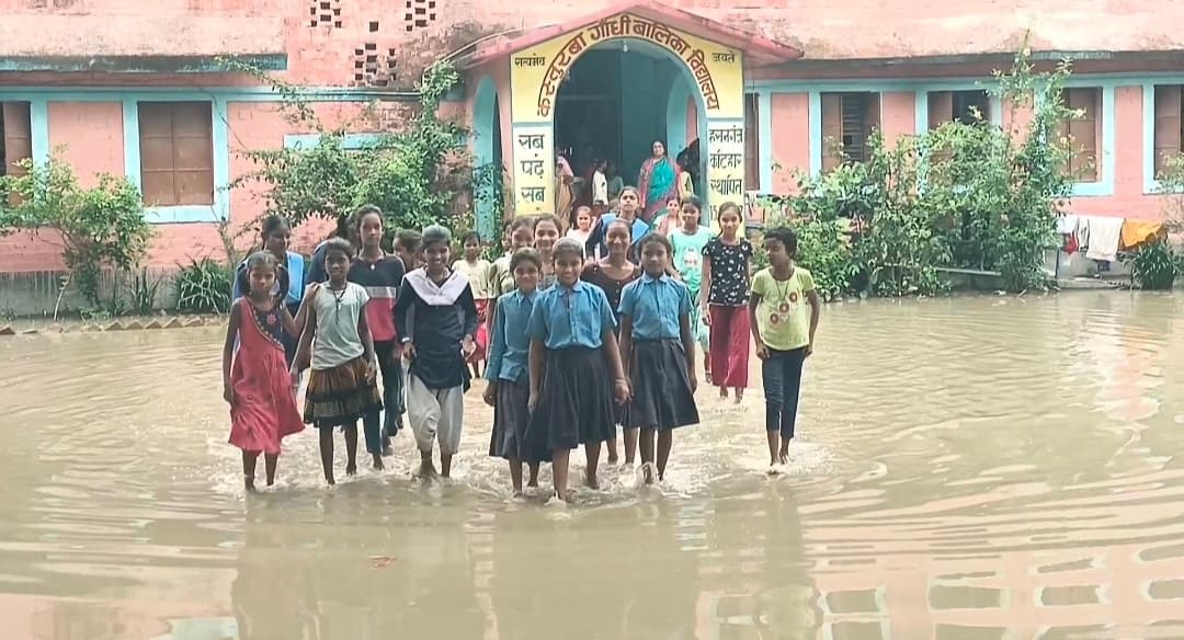 कस्तूरबा बालिका विद्यालय प्रांगण में जलजमाव, छात्राएं परेशान
