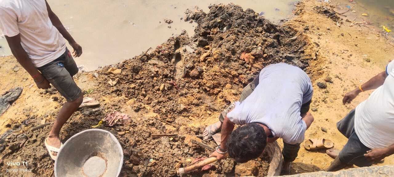 Deoghar news : खबर छपने के बाद शिवगंगा गुरजा घाट पर गाद की सफाई का कार्य शुरू