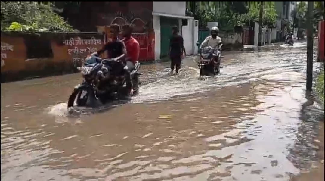 अररिया में मूसलाधार बारिश ने खोली नप की तैयारियों की पोल, जलजमाव से आम लोग परेशान