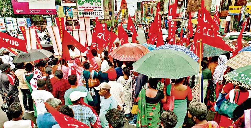 Ranchi News : नौ जुलाई की हड़ताल को लेकर ट्रेड यूनियनों ने निकाली रैली