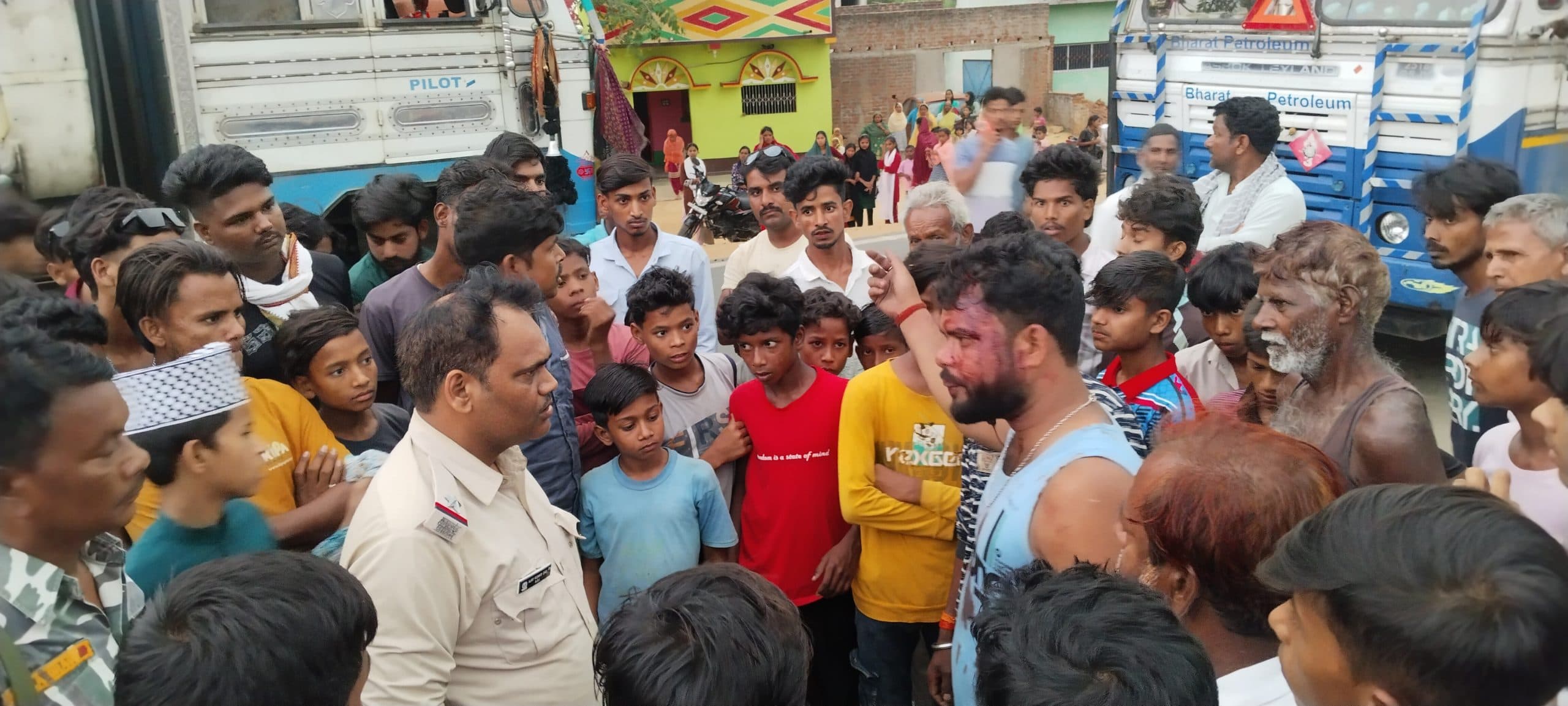 तेल टैंकर चालक को ईंट से मारकर किया घायल, हाईवे पर हाई वोल्टेज ड्रामा