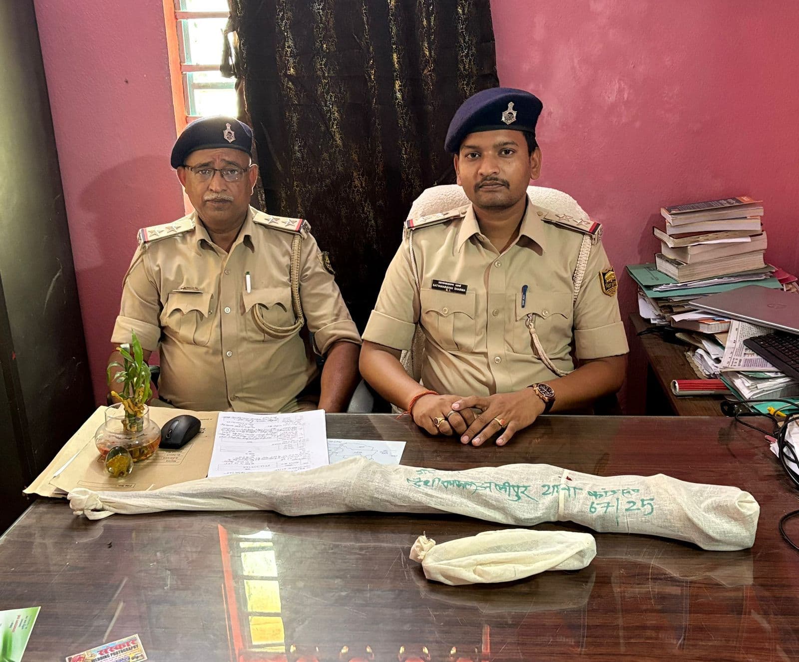 पुलिस ने हथियार किया जब्त, युवक फरार
