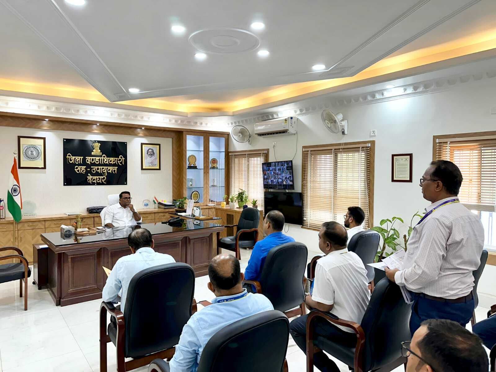 Deoghar news : मुख्यमंत्री पशुधन विकास योजना से जुड़े सभी लाभुकों के खातों की करायें जांच : डीसी