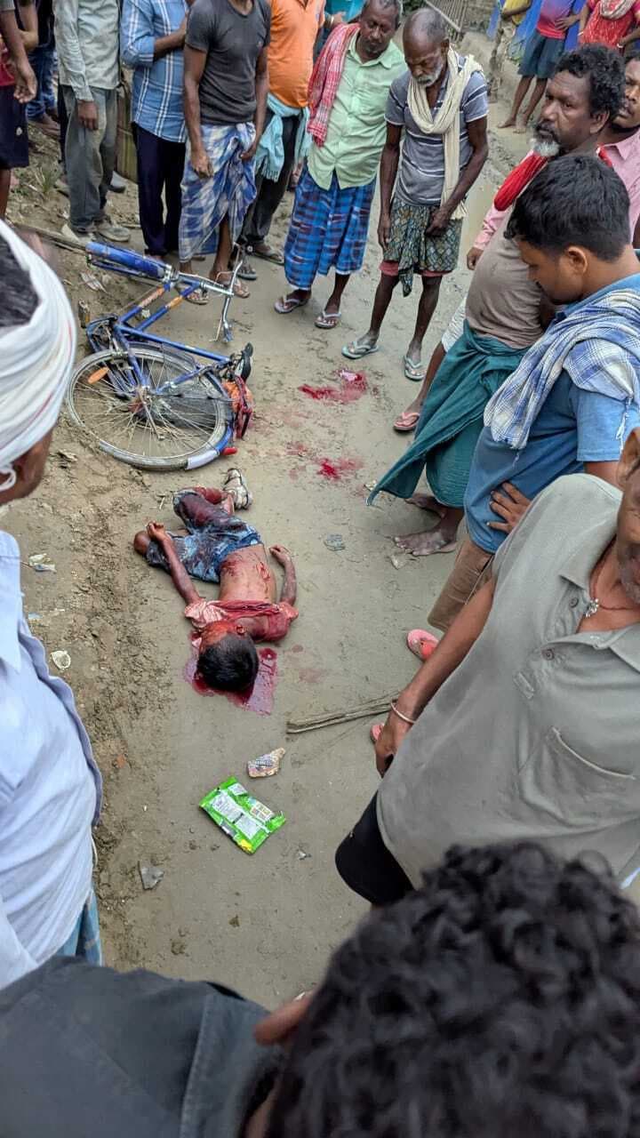 ट्रैक्टर से कुचलकर छात्र की मौत, आक्रोशित लोगों ने सड़क जाम कर किया प्रदर्शन