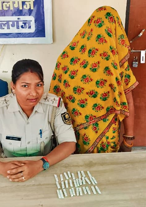 Gopalganj News  : तुरकाहां में स्मैक बेच रही महिला को पुलिस ने किया गिरफ्तार, बड़ा नेटवर्क का खुलासा