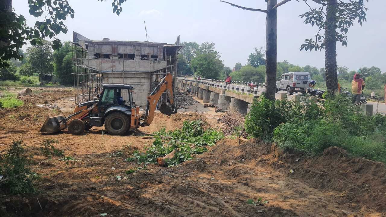 नए दरभाषण पुल निर्माण में बाधा बने अतिक्रमण पर चला बुलडोजर