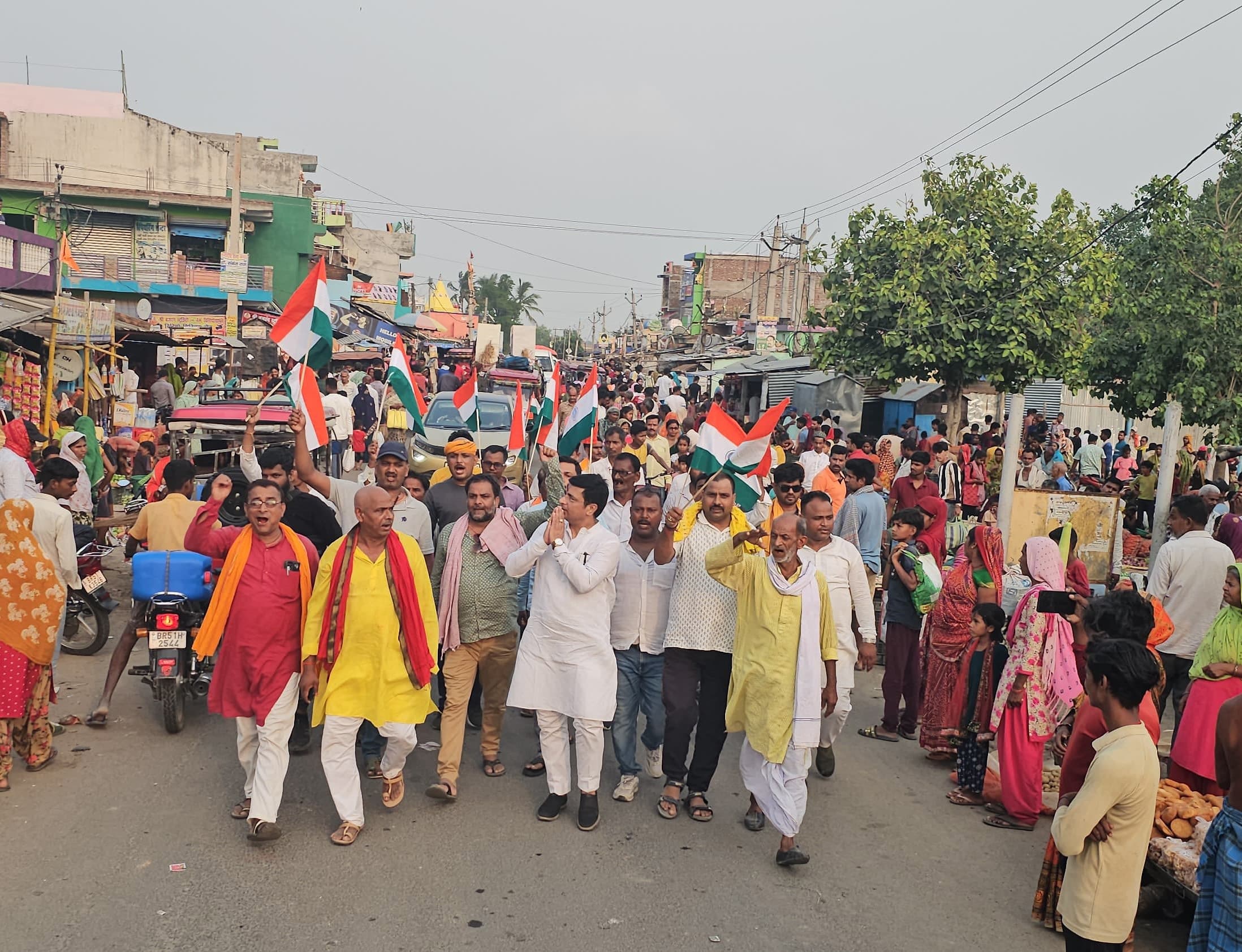 भाजपाइयों ने शहर में निकाली तिरंगा यात्रा