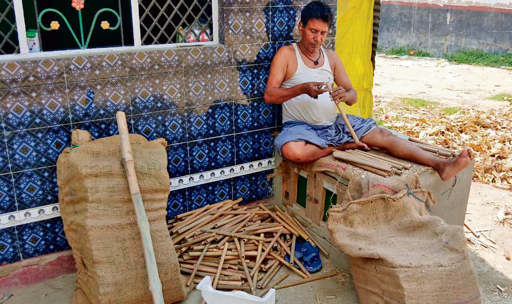 Saran News : सरकारी उपेक्षा और कर्ज से रागहीन हो गयी बांसुरी बनाने वालों की जिंदगी