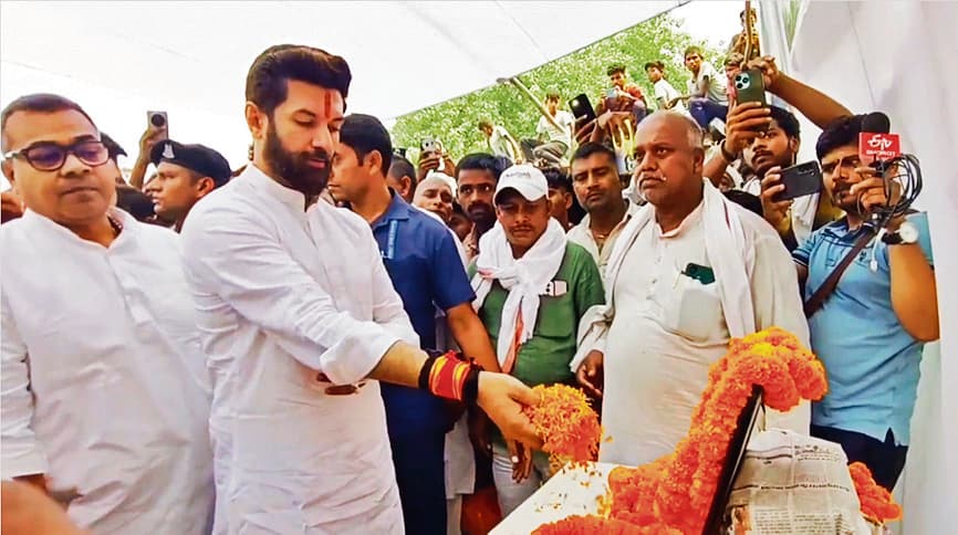 केंद्रीय मंत्री ने सेना के जवान सिकंदर राउत को दी श्रद्धांजलि