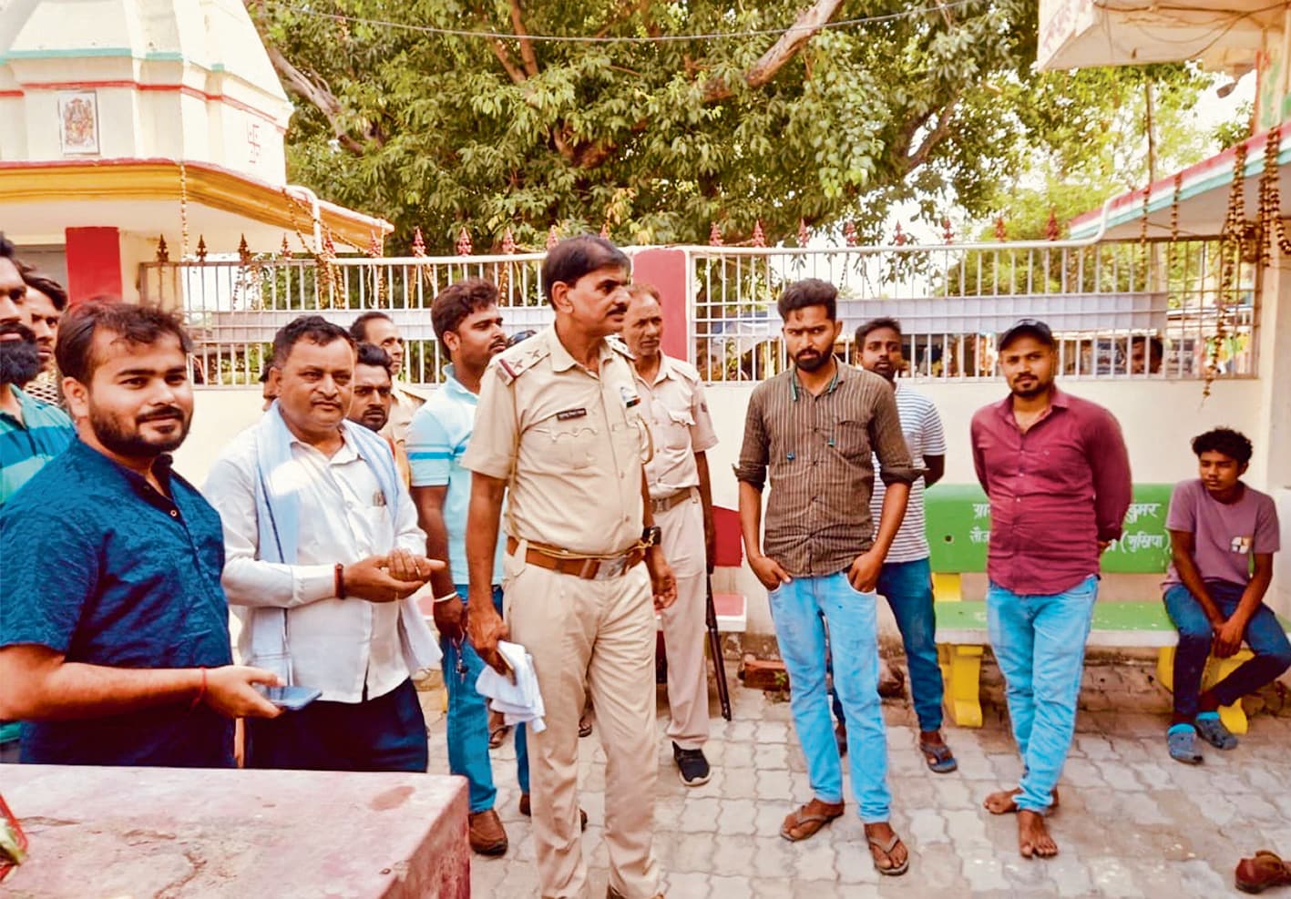 Gopalganj News  : श्रीपुर में एक ही रात में दो दुकानों व प्राचीन शिव मंदिर की दानपेटी से चोरी, दहशत