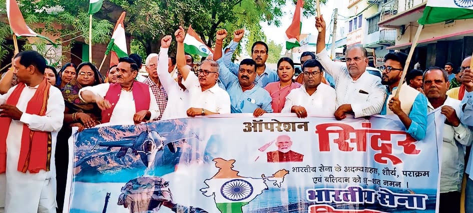 Saran News : भारतीय सेना के सम्मान में निकली तिरंगा यात्रा, देशभक्ति के नारों से गूंज उठा रिविलगंज