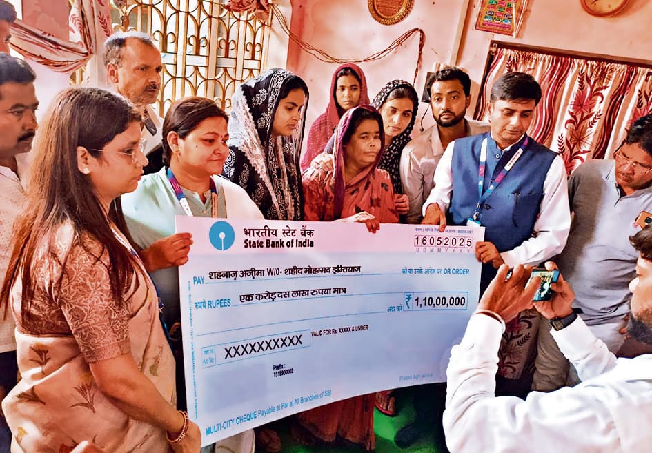 Saran News : शहीद मो इम्तेयाज के परिवार को एसबीआइ ने सौंपा 1.10 करोड़ का चेक