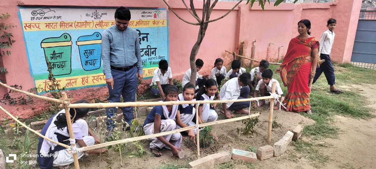 विद्यालय परिसर में किया गया पौधरोपण