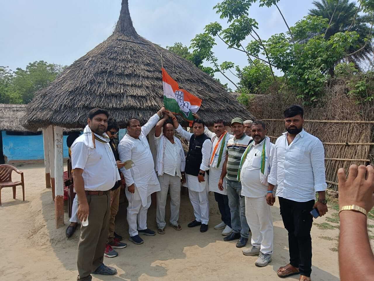 रहीमपुर में लगाया गया हर घर कांग्रेस पार्टी का झंडा