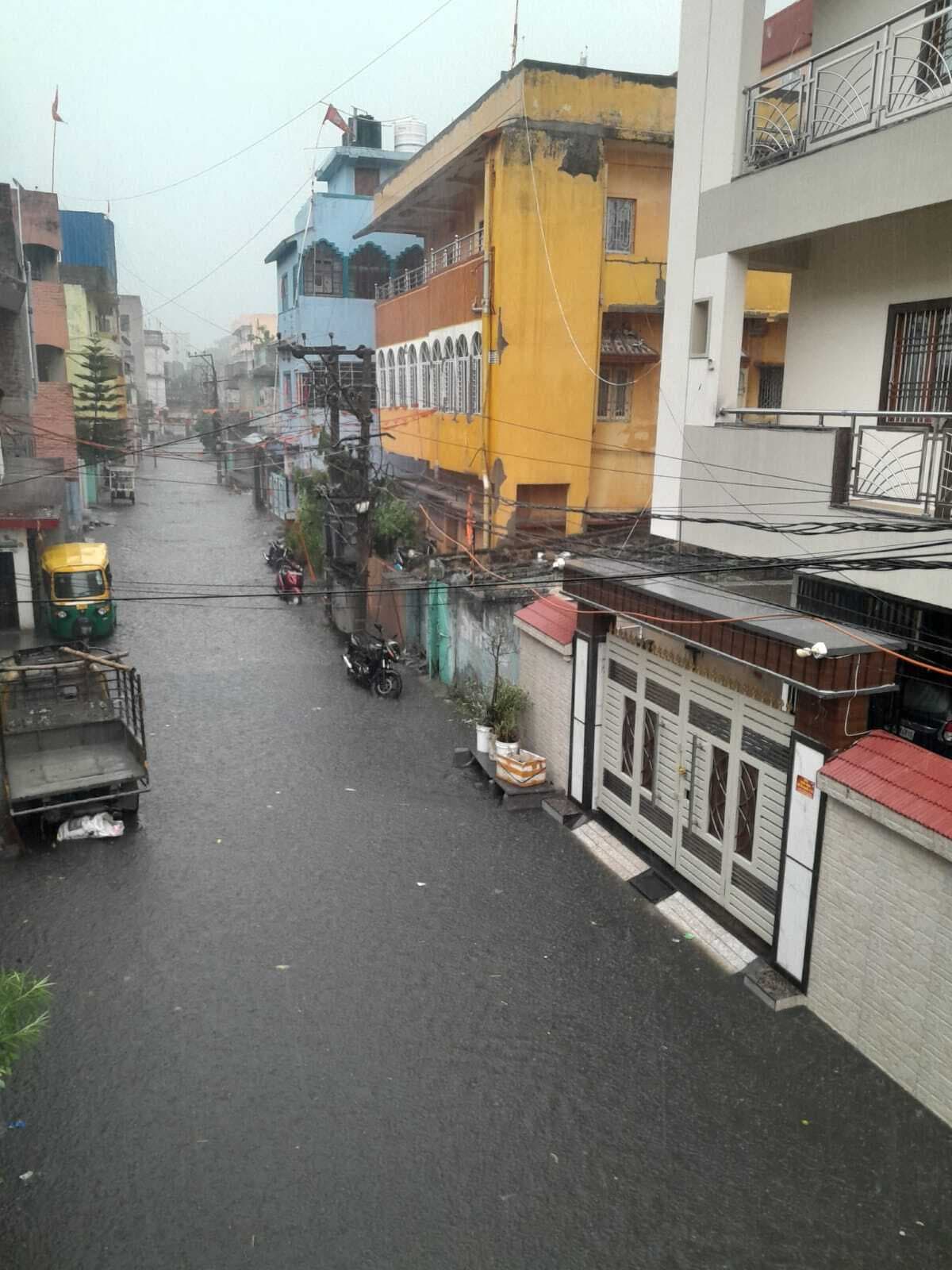 Ranchi News : तेज हवा के साथ हुई झमाझम बारिश, शहर के कई मोहल्लों और घरों में घुसा पानी