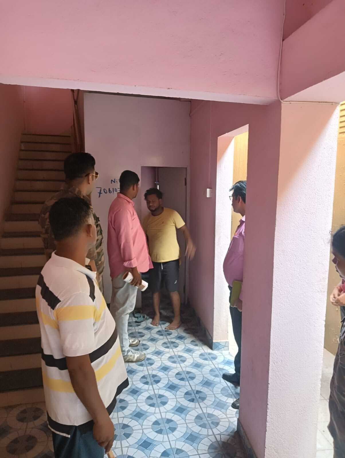 Giridih News : सरिया के होटलों व रेस्टोरेंटों में छापेमारी, दो जोड़ा हिरासत में