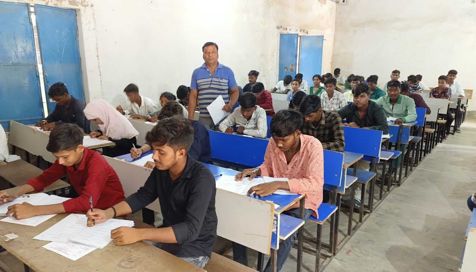 11वीं की परीक्षा में एक छात्र रहा अनुपस्थित