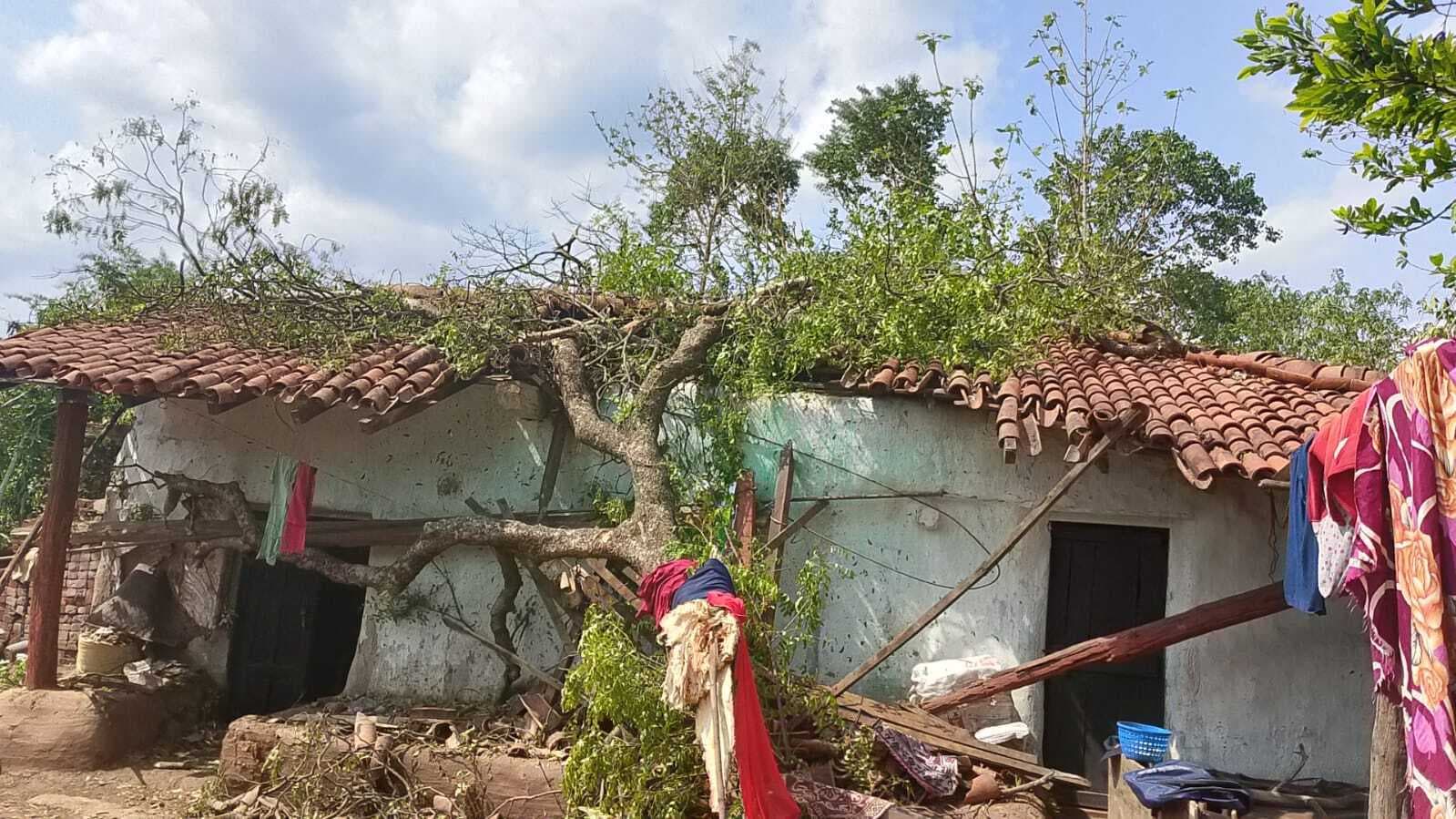 Chaibasa News : बड़ाजामदा तीन दिनों से बिजली गुल, पेयजल संकट