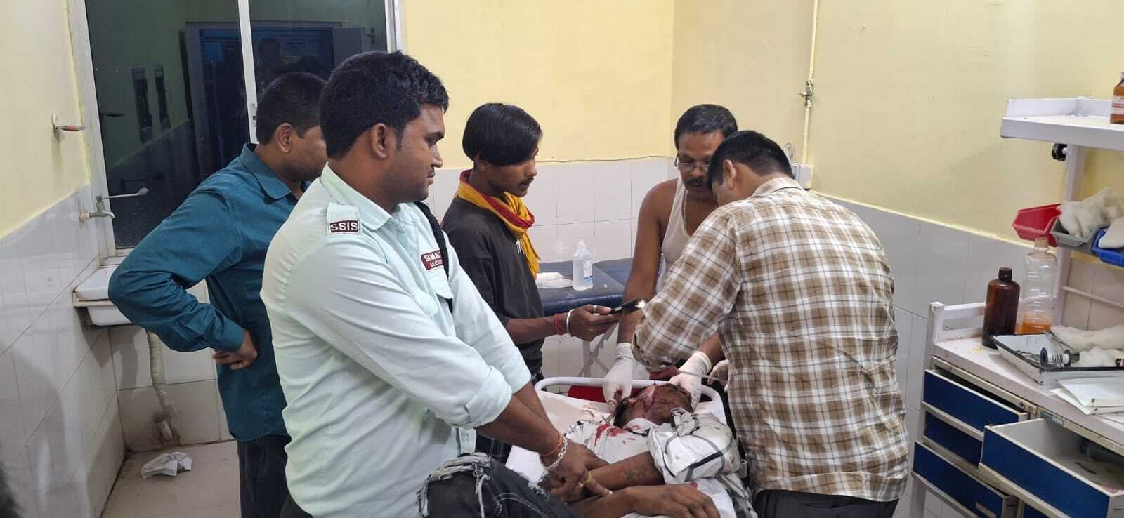 पिकअप ने बाइक में मारी टक्कर, बाइक चालक की मौके पर मौत, दो गंभीर