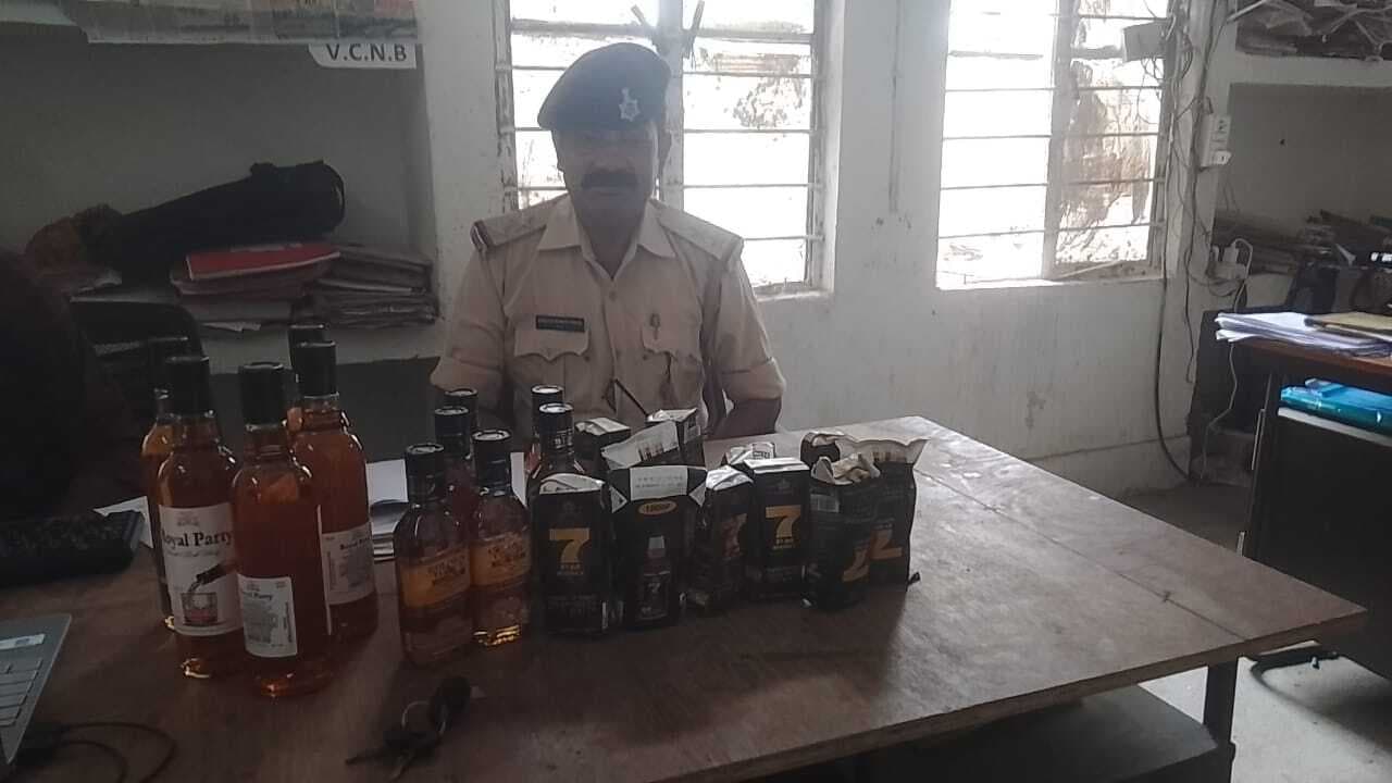 ऑटाे से विदेशी शराब बरामद, तस्कर फरार