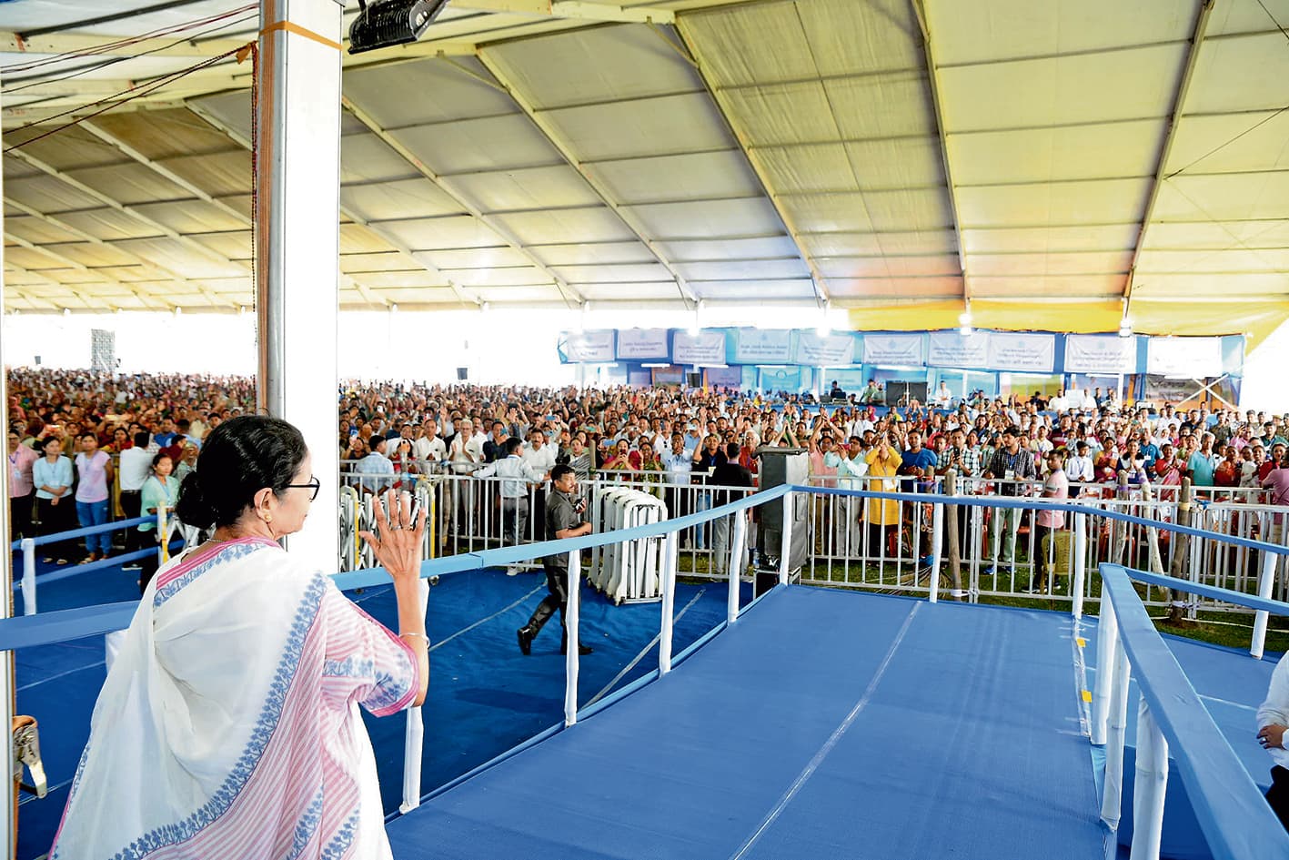 नेताओं को हालात का फायदा उठाने का मौका देती है हिंसा : ममता