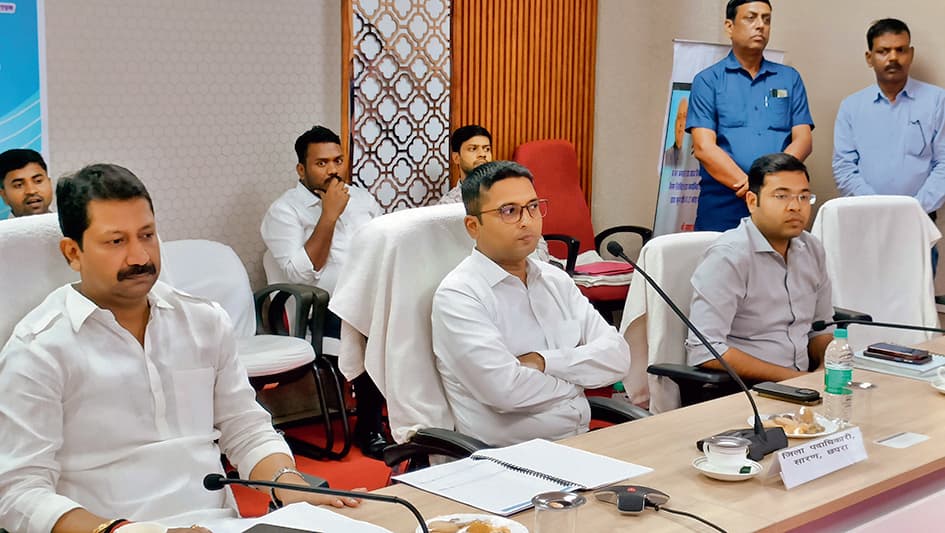 Saran News : सीएम ने सारण जिले को 47 करोड़ की लागत वाली 50 योजनाओं की दी सौगातवीडियो कांफ्रेंसिंग के माध्यम से सारण प्रभारी मंत्री की उपस्थिति में किया शिलान्यासनोट: फोटो नंबर 20 सीएचपी 11 है कैप्सन होगा-शिलान्यस अवसर पर उपस्थित प्रभारी मंत्री, डीएम व अन्यप्रतिनिधि, छपरा. मुख्यमंत्री नीतीश कुमार ने एक बार फिर प्रगति यात्रा के बाद जिले को 47.27 करोड़ रुपये की सौगात दी है. मुख्यमंत्री ने वीडियो कॉन्फ्रेंसिंग के माध्यम से सड़क, नाला व अन्य शहरी विकास कार्यों से संबंधित 50 योजनाओं का शिलान्यास किया. इस अवसर पर कलक्ट्रेट सभागार में भव्य आयोजन किया गया, जिसमें विज्ञान एवं प्रौद्योगिकी मंत्री सह जिले के प्रभारी मंत्री सुमित कुमार सिंह, विधान पार्षद सच्चिदानंद राय, जिलाधिकारी अमन समीर, उप विकास आयुक्त यतेन्द्र कुमार पाल, नगर आयुक्त सुनील कुमार पांडेय सहित कई तकनीकी और कार्यपालक पदाधिकारी उपस्थित थे. इन नगर निकायों को मिली योजनाएंमुख्यमंत्री शहरी विकास योजना के तहत सारण के 10 नगर निकायों को विभिन्न योजनाओं का लाभ मिला है. जिसमें छपरा नगर निगम को 13, नगर पंचायत परसा को पांच, नगर पंचायत रिविलगंज को पांच, नगर पंचायत सोनपुर को चार, नगर पंचायत एकमा को आठ, नगर पंचायत मढ़ौरा को तीन, नगर पंचायत मशरक को तीन, नगर पंचायत मांझी को चार, नगर पंचायत कोपा चार योजनाएं मिली है. इन सभी योजनाओं का शिलान्यास मुख्यमंत्री ने लाइव वेबकास्टिंग के जरिये किया. तीन महीने में कार्य पूरा होने की संभावनातकनीकी विभाग से मिली जानकारी के अनुसार, इन योजनाओं को तीन महीनों के भीतर पूरा करने का लक्ष्य रखा गया है. कई योजनाओं पर निर्माण कार्य शुरू भी हो चुका है. नगर निकायों की मंशा है कि बरसात से पहले अधिक से अधिक सड़क और नाला निर्माण कार्य पूर्ण कर लिए जाएं ताकि नागरिकों को परेशानी न हो. छपरा नगर निगम क्षेत्र की जिन नौ योजनाओं को शामिल किया गया है उनमें वार्ड नंबर 27 के सलेमपुर चौक से मुकेश पुस्तक भंडार होते हुए शिल्पी चौक पर पथ एवं नाला निर्माण, वार्ड नंबर 19 में दहियांवा ब्राहमण टोली में रंगनाथ तिवारी के घर से सिया मस्जिद तक नाला एवं सड़क निर्माण समेत 13 सड़क और नाला की योजनाएं शामिल है.