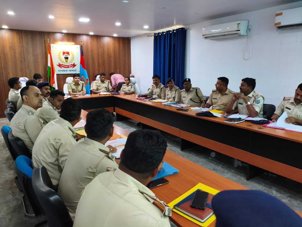 Seraikela Kharsawan News : अभियान प्रहरी को सशक्त बनाएं, चिह्नित अपराधियों पर सीसीए का प्रस्ताव भेजें