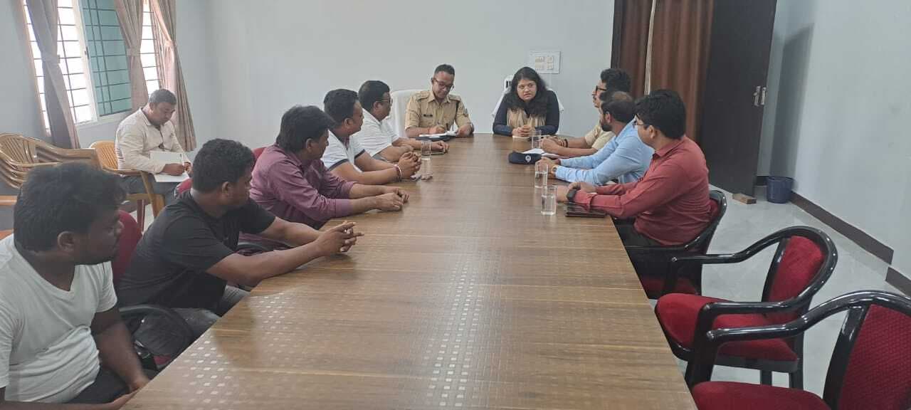 West Singhbhum News : शहर के पवन चौक पर वाहन खड़ा किया, तो कटेगा चालान : एसडीओ