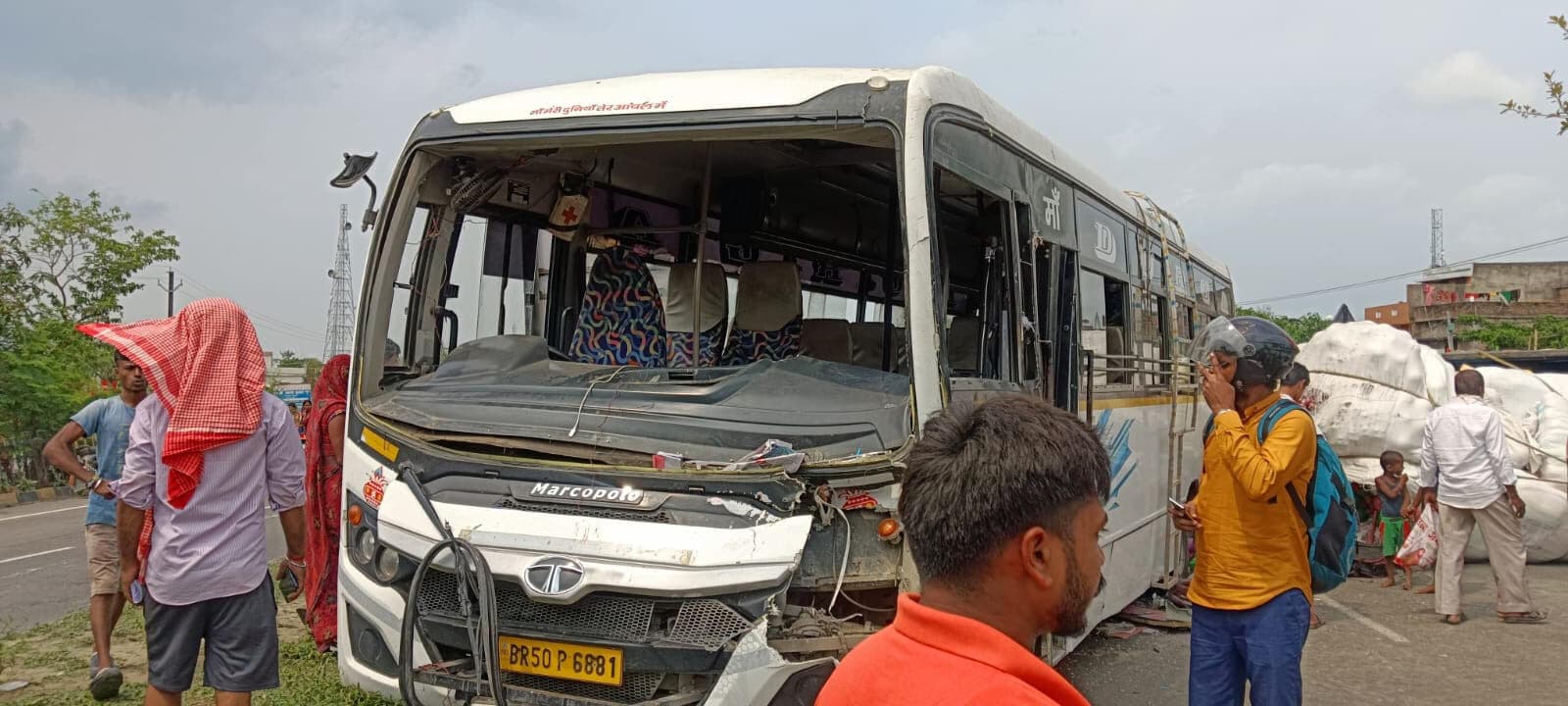 Madhubani News : यात्री बस ने एनएच 27 पर पिकअप में मारी ठोकर, आठ घायल