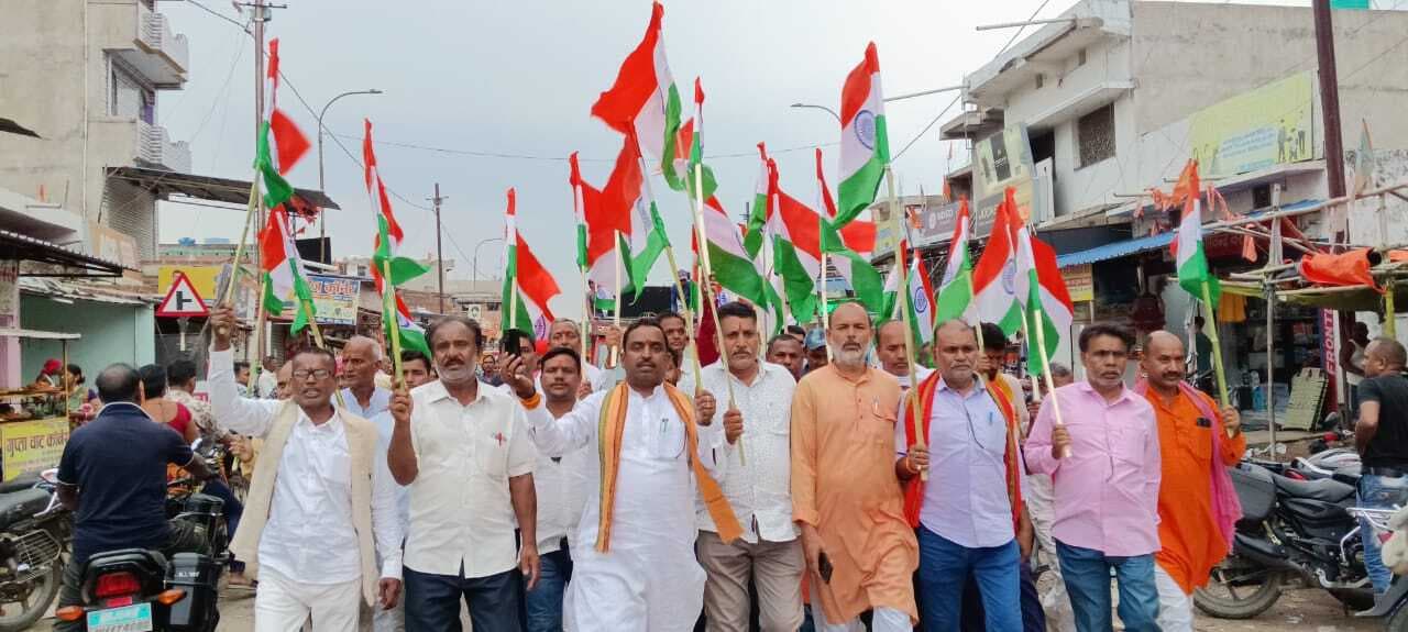 Giridih News : देवरी में भाजपाइयों ने निकाली तिरंगा यात्रा