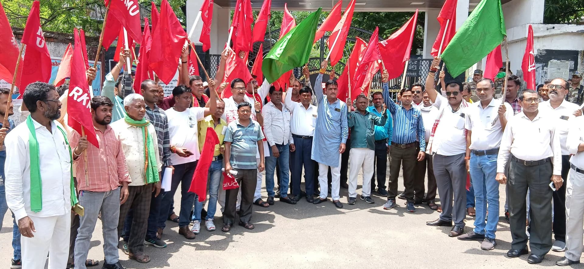 Bokaro News : जीएम कार्यालयों पर यूनियनों का प्रदर्शन