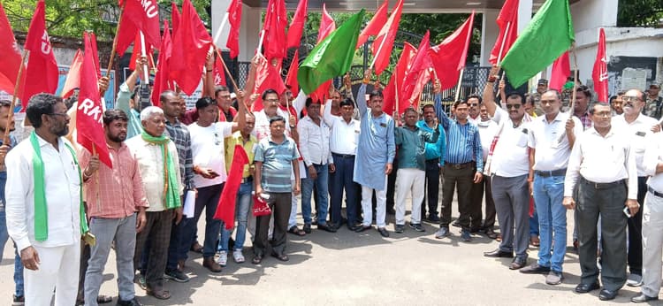 Bokaro News : जीएम कार्यालयों पर यूनियनों का प्रदर्शन