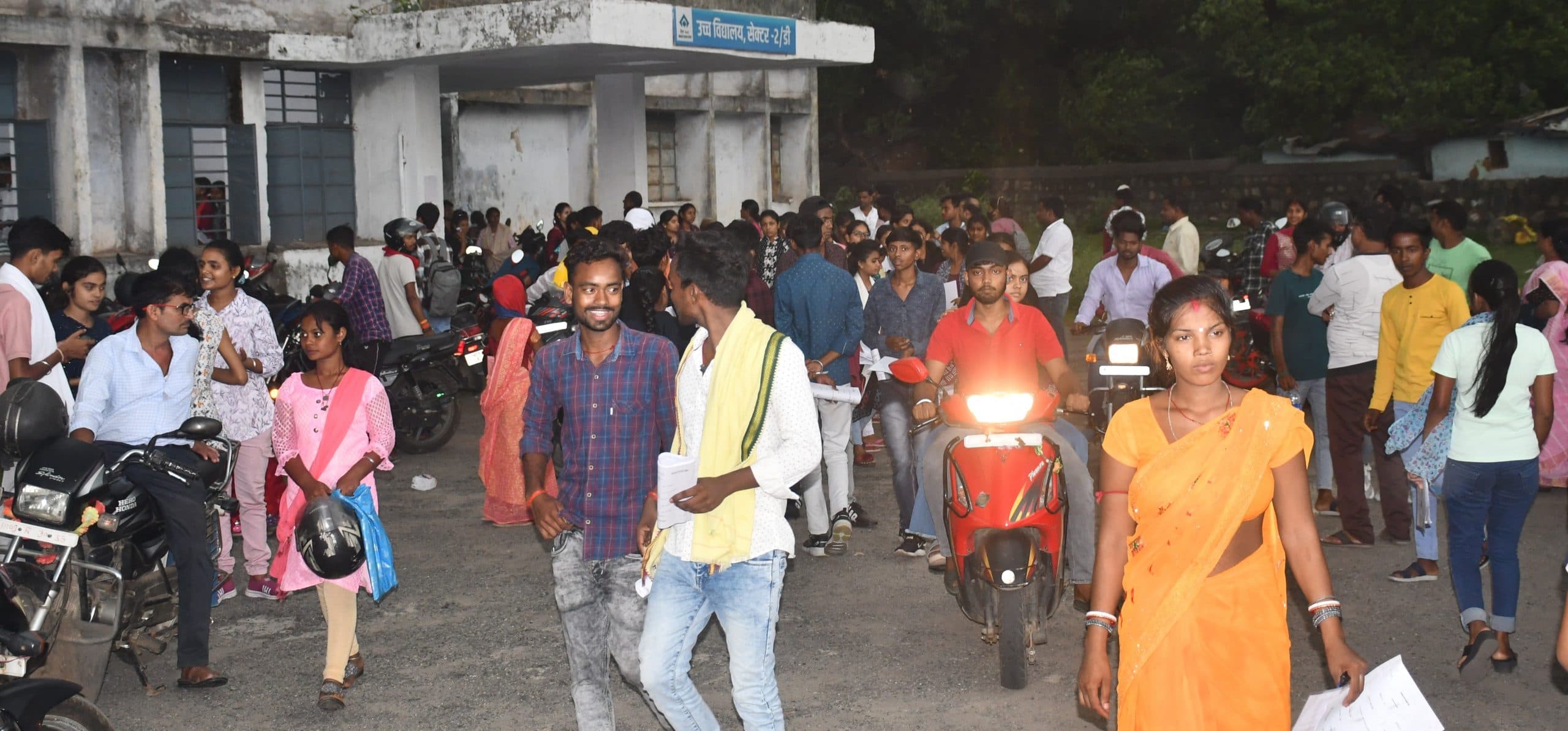 Bokaro News : जैक : जिले के 44 केंद्रों पर शांतिपूर्ण माहौल में 11वीं की वार्षिक परीक्षा शुरू