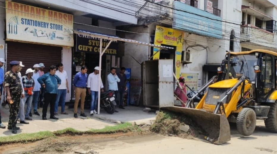 Bokaro News : नगर निगम ने गरगा नदी पांडेय पुल से सिंगारी जोरिया पुल तक हटाया अतिक्रमण