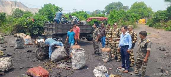 संयुक्त छापेमारी के दौरान पांच बाइकों के साथ चार टन कोयला जब्त