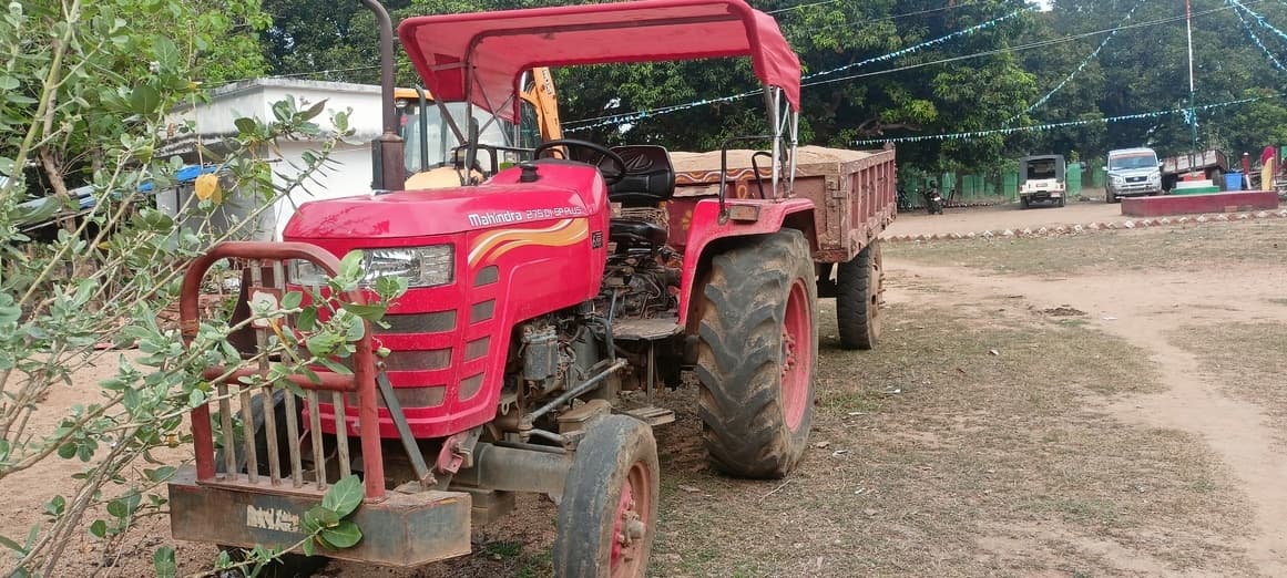 अवैध रूप से बालू ले जा रहे ट्रैक्टर को पुलिस ने किया जब्त