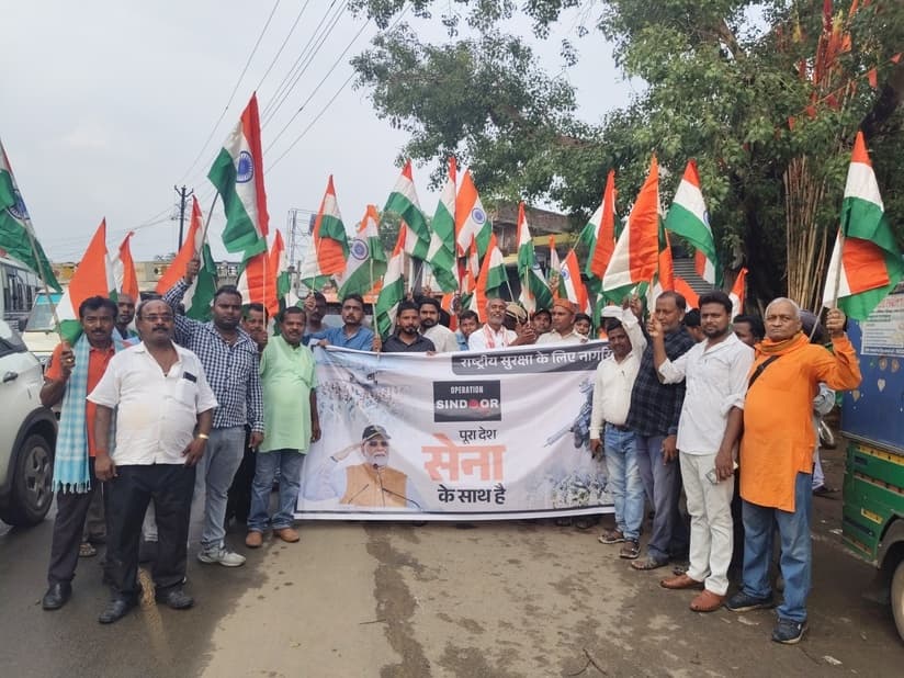 सैनिकों के सम्मान में पोड़ैयाहाट में निकाली गयी तिरंगा यात्रा