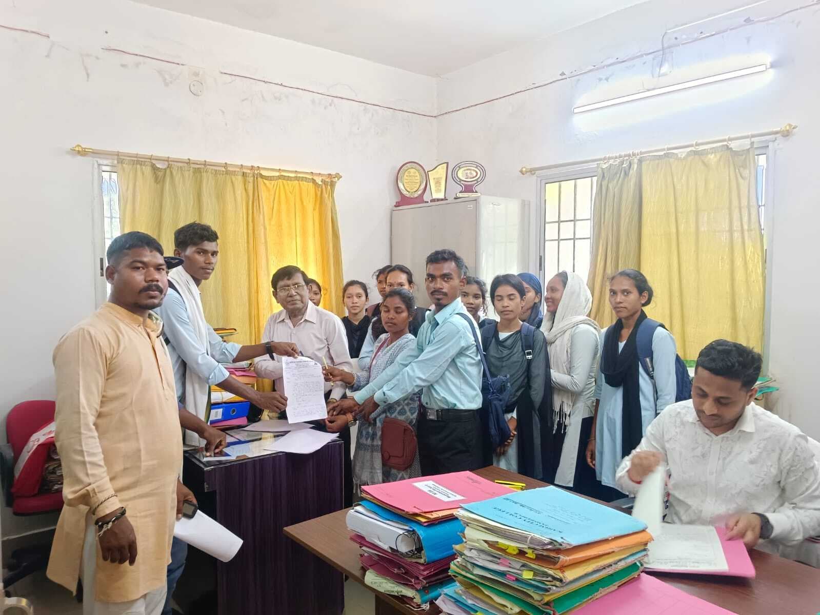 Chaibasa News : शिक्षकों की कमी से कॉलेजों में कक्षाएं प्रभावित