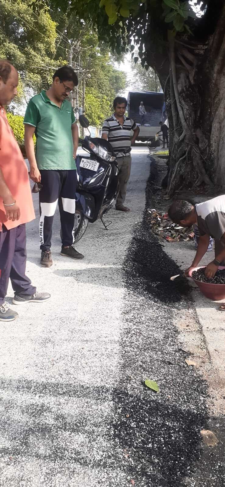 East Singhbhum News : मुख्य सड़क किनारे गड्ढों की भराई नहीं होने से परेशानी