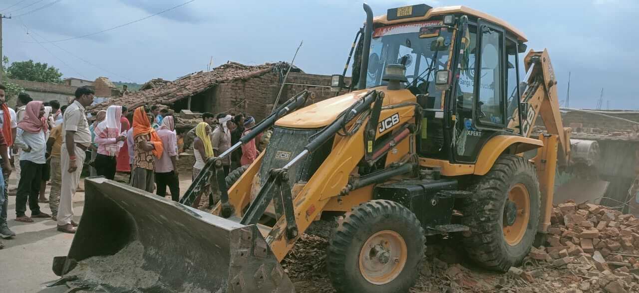 Bokaro News : खुदीबेड़ा में फिर चला प्रशासन का बुलडोजर, कब्जा हटाया गया